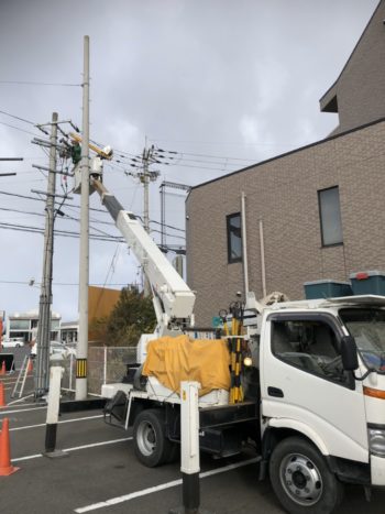 滋賀県草津市にてバケット車による高圧気中開閉器の取り替え工事