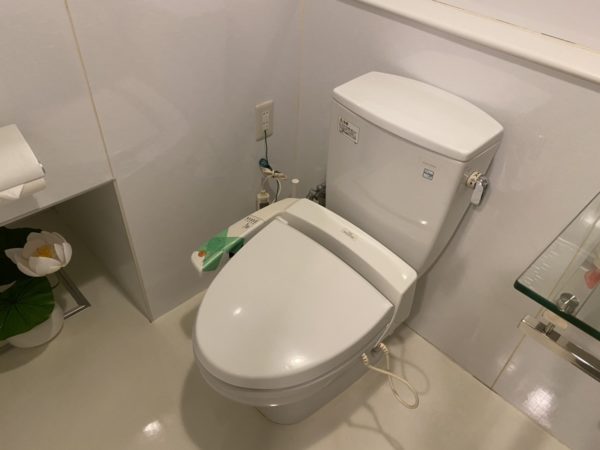 大阪市中央区にてトイレのウォシュレットの取り替え工事